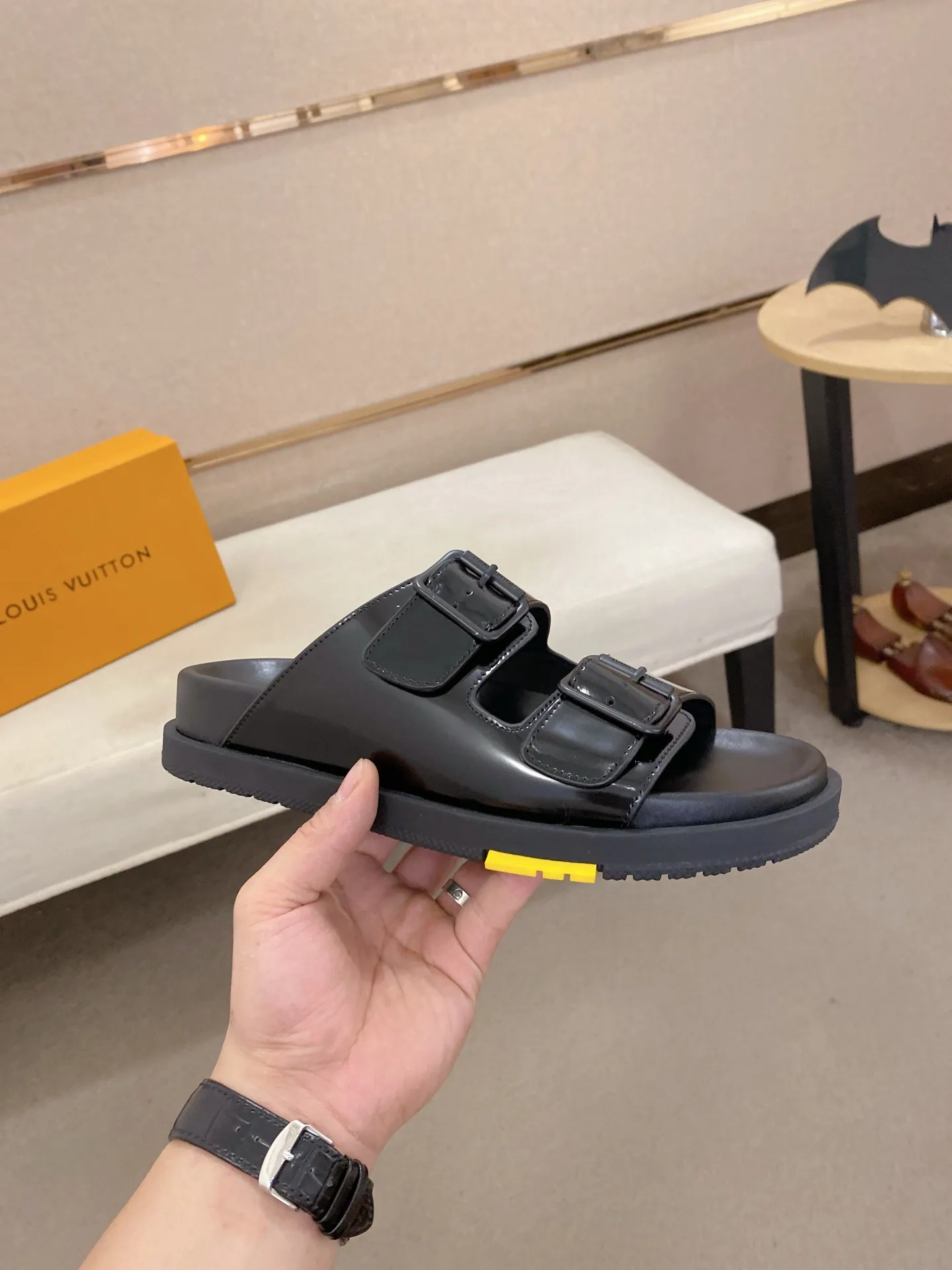 Factory price: 420💰Made by LV🔍Top purchasing agent. Men's spring and summer slippers are available at the same counter. The uppers are made of cowhide imported from Italy. High-quality craftsmanship, soles: original soles specially provided by the original factory, exclusive movable molded soles are super comfortable, original factory follow-up goods, 🔍🔍high quality, can be entered and exited the counter at will, welcome to compare, code number 38-44. Can be customized45